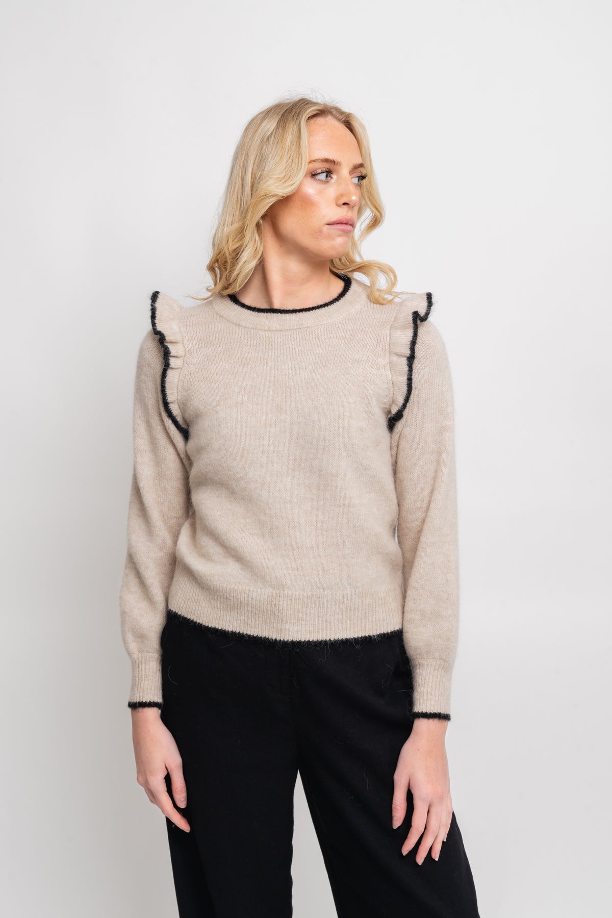 Alva Frills Ls Knit O-Neck - Birch/Black