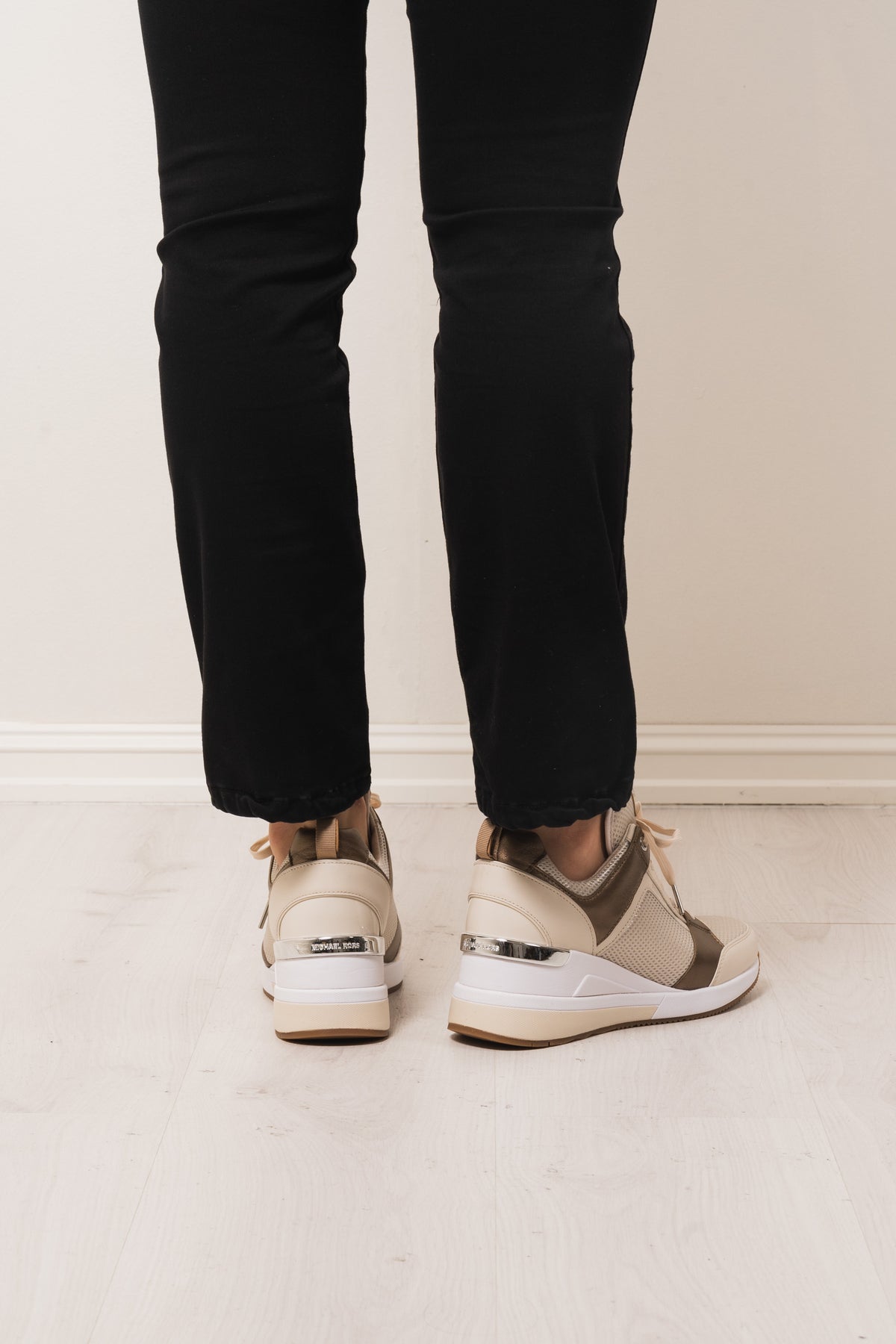 Georgie Trainer - Light Cream Multi