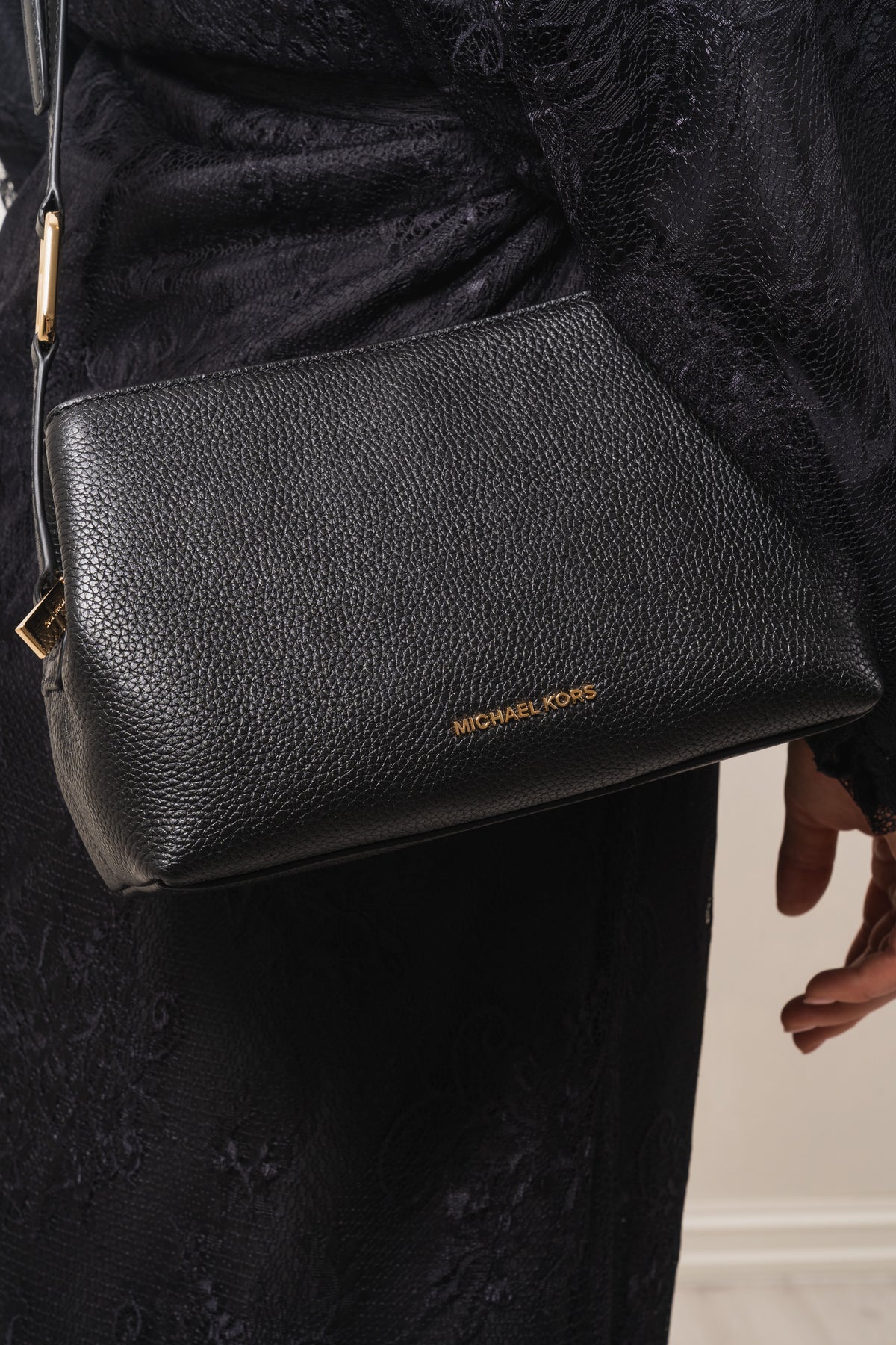 Kensington Medium Messenger Bag - Black