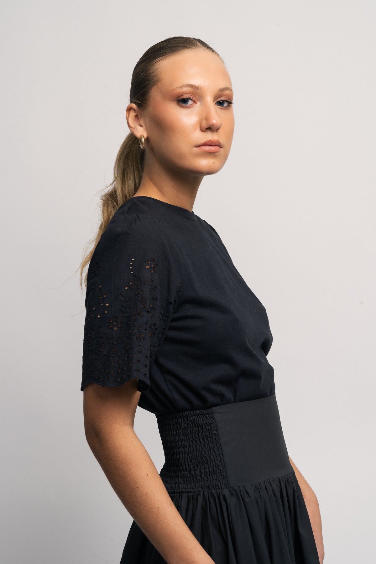 Yaslex Ss Top W. Emb Sleeves - Black
