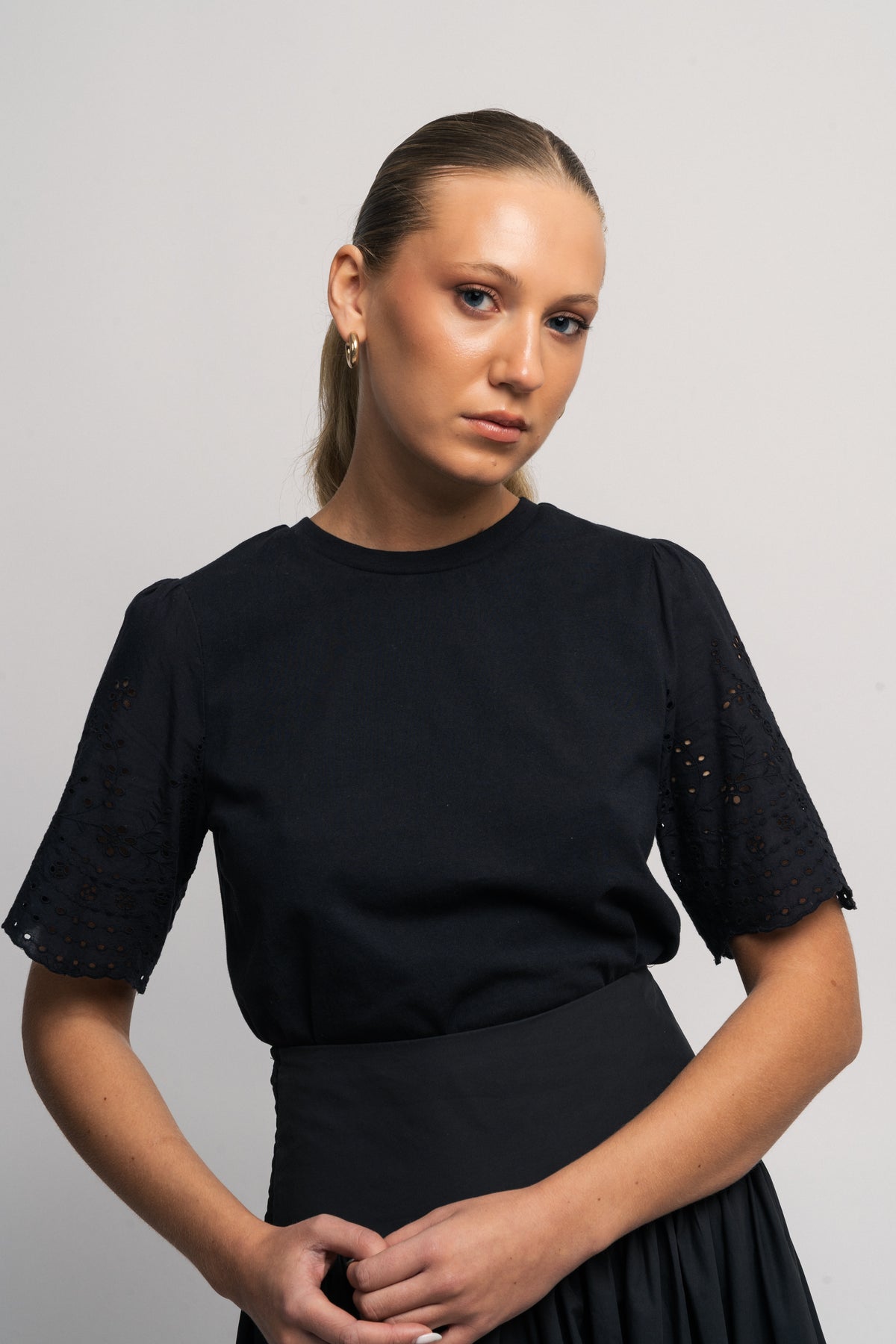 Yaslex Ss Top W. Emb Sleeves - Black
