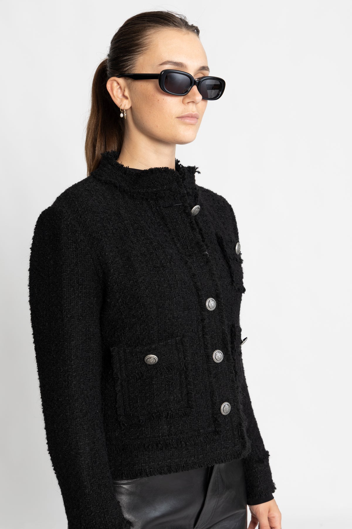 6811 Light Chili - Ebony Black
