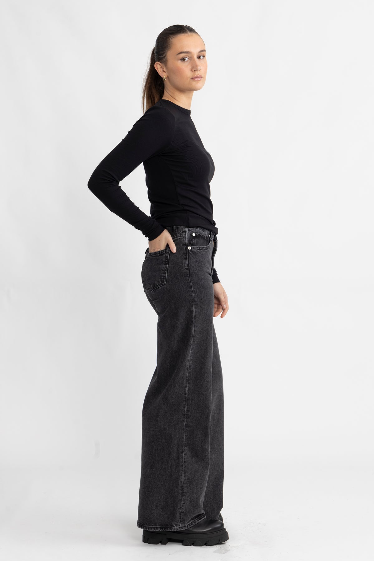 Ika 4 - Black