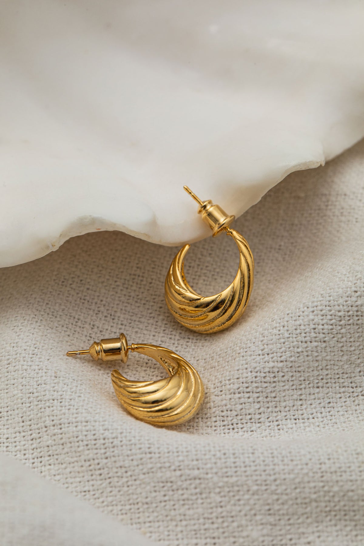 Tapered Dome Twist Hoop - Pale Gold