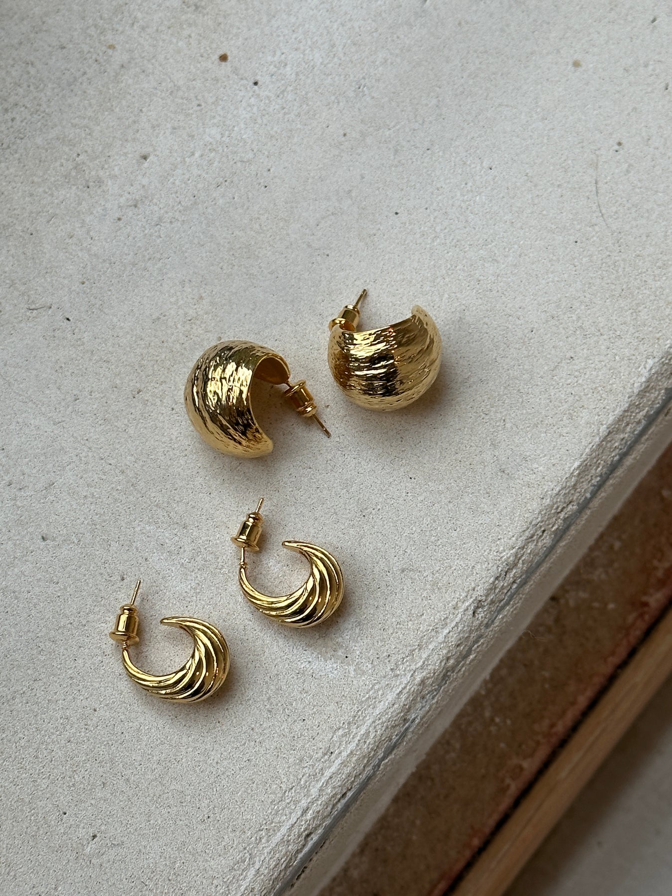 Tapered Dome Twist Hoop - Pale Gold