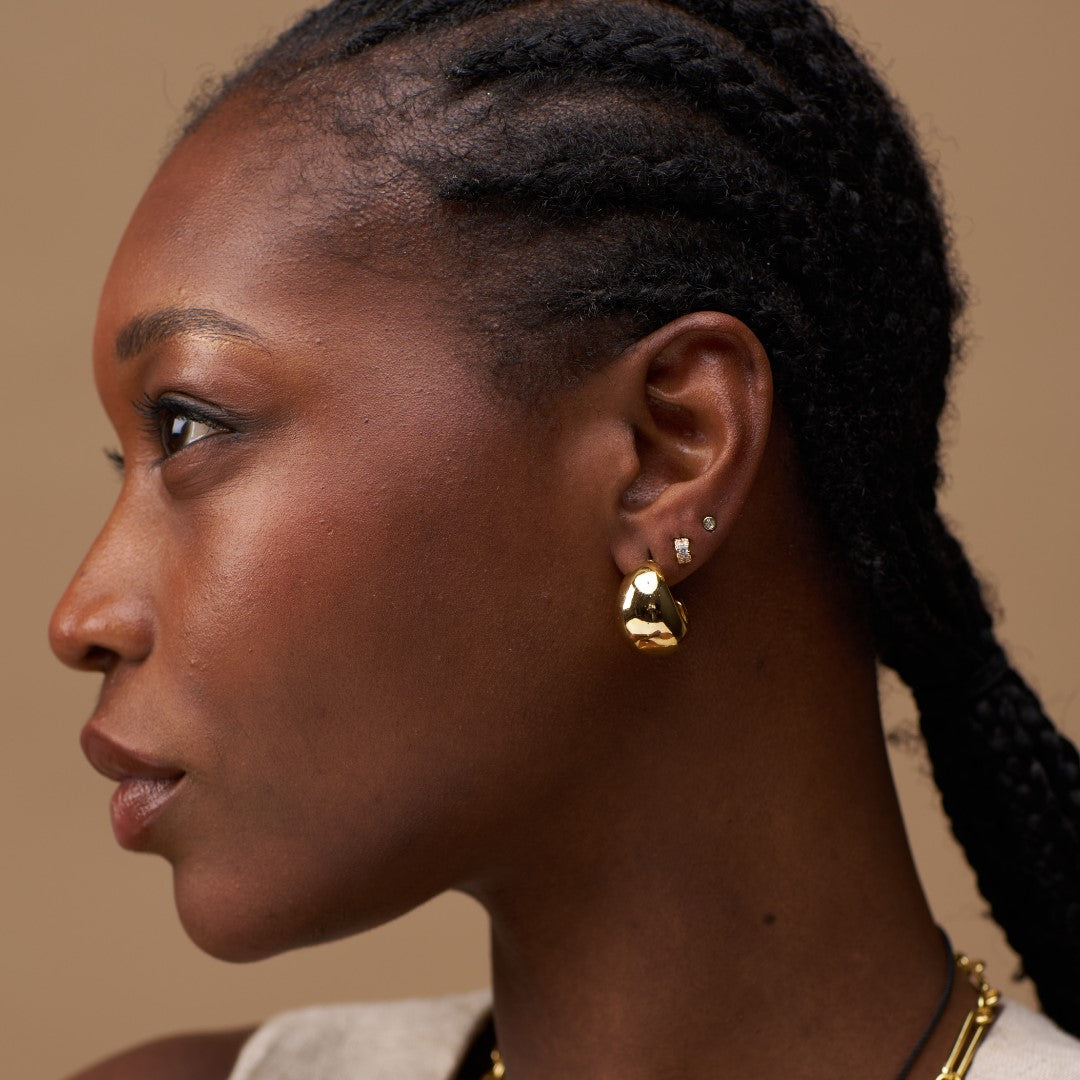 Tiny Curved Crystal Stud Earring - Guld