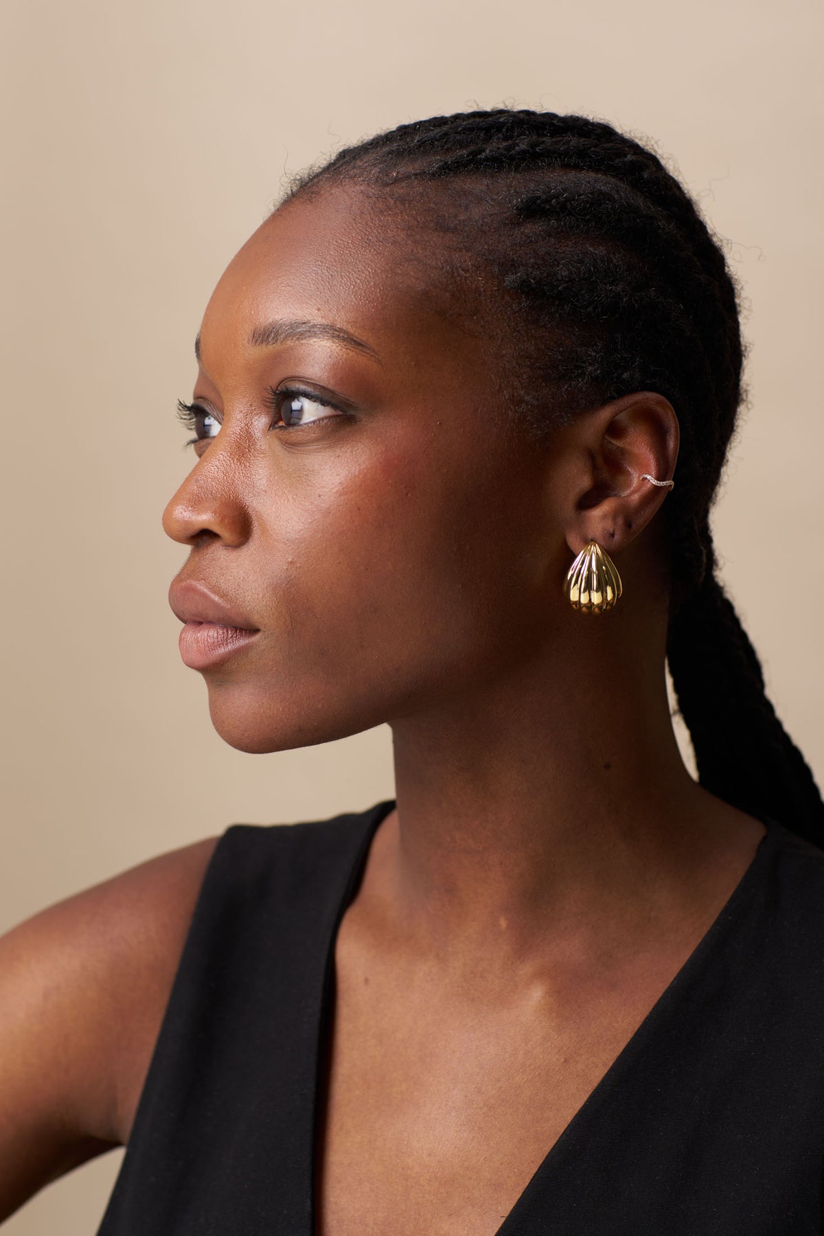 Statement Voluminous Curved Drop Earring - Guld