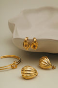 Statement Voluminous Curved Drop Earring - Guld
