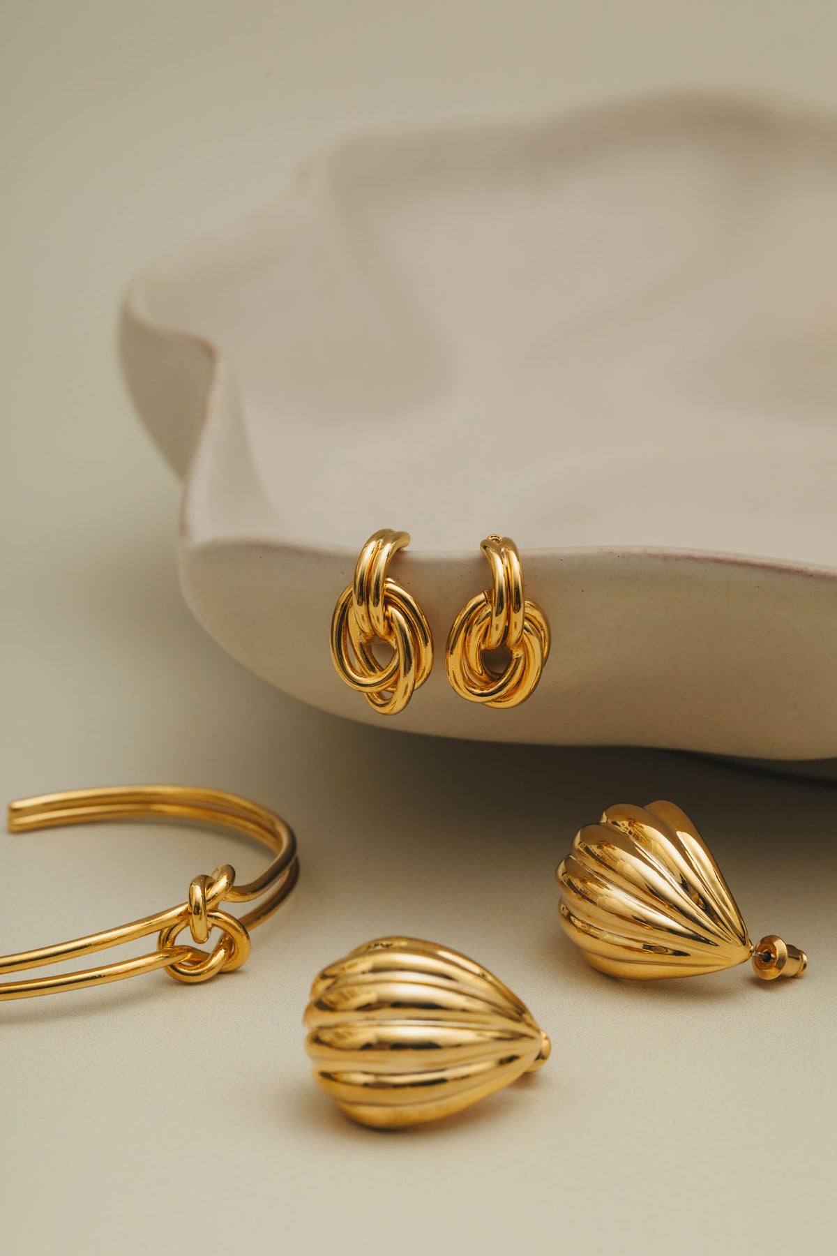Statement Voluminous Curved Drop Earring - Guld