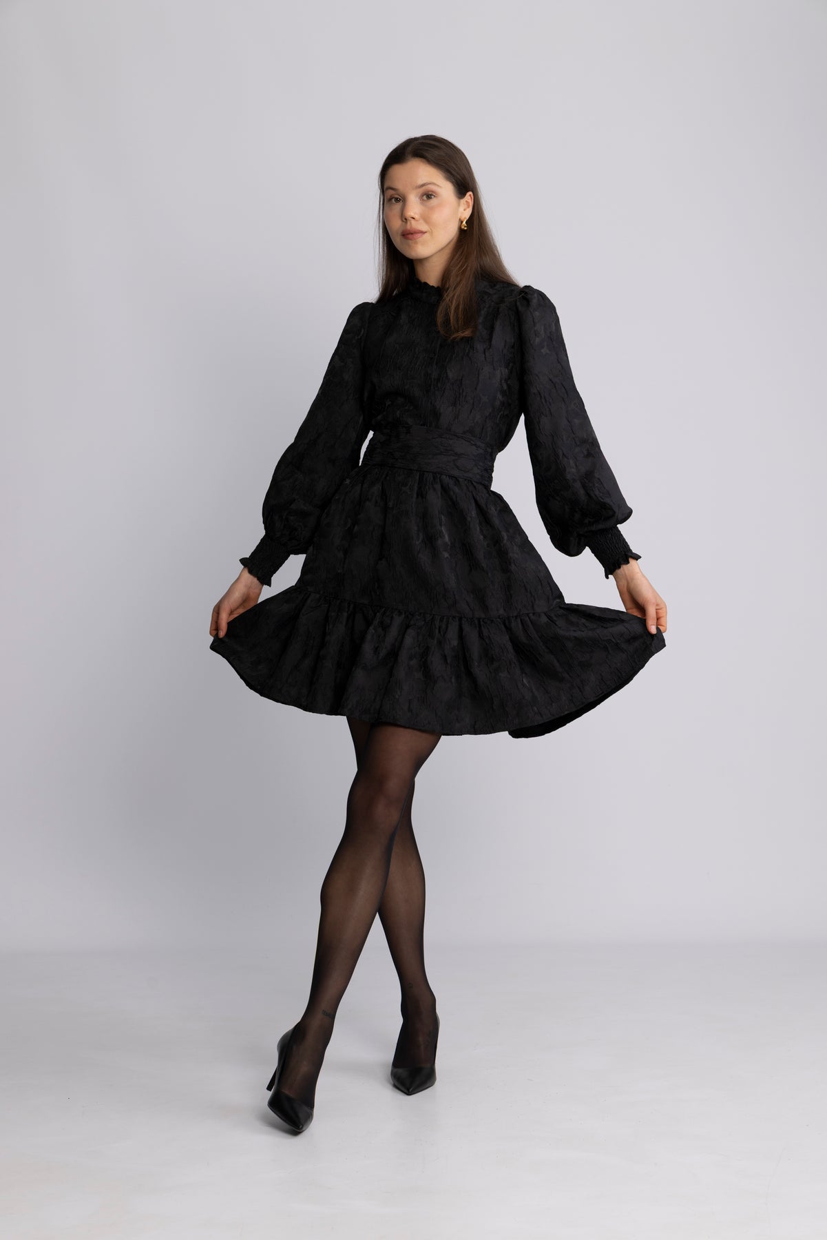 Saga Wide Brocade Dress - Svart