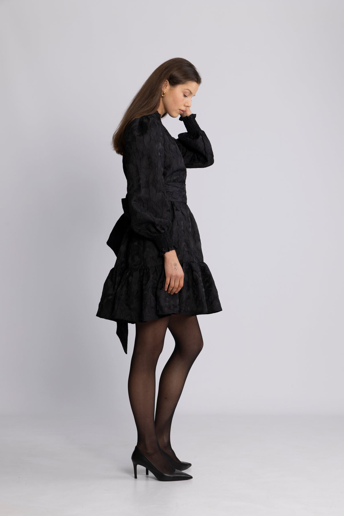 Saga Wide Brocade Dress - Svart