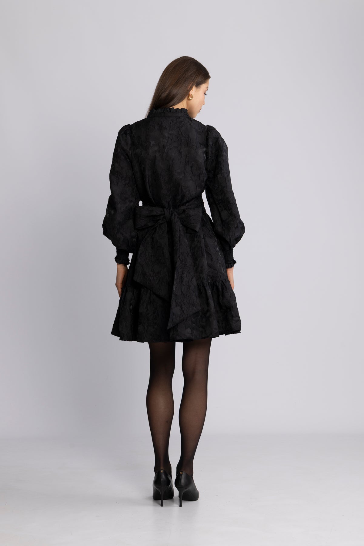 Saga Wide Brocade Dress - Svart