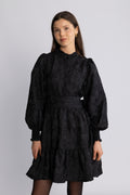 Saga Wide Brocade Dress - Svart