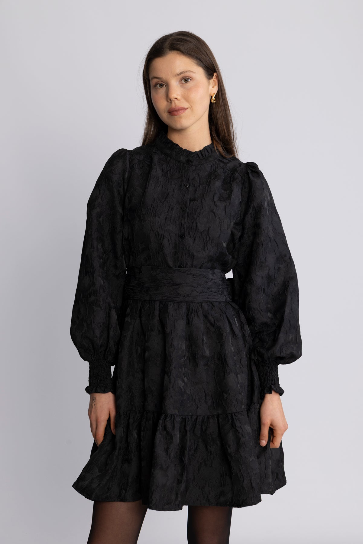 Saga Wide Brocade Dress - Svart