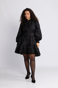 Saga Wide Brocade Dress - Svart