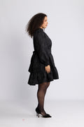 Saga Wide Brocade Dress - Svart