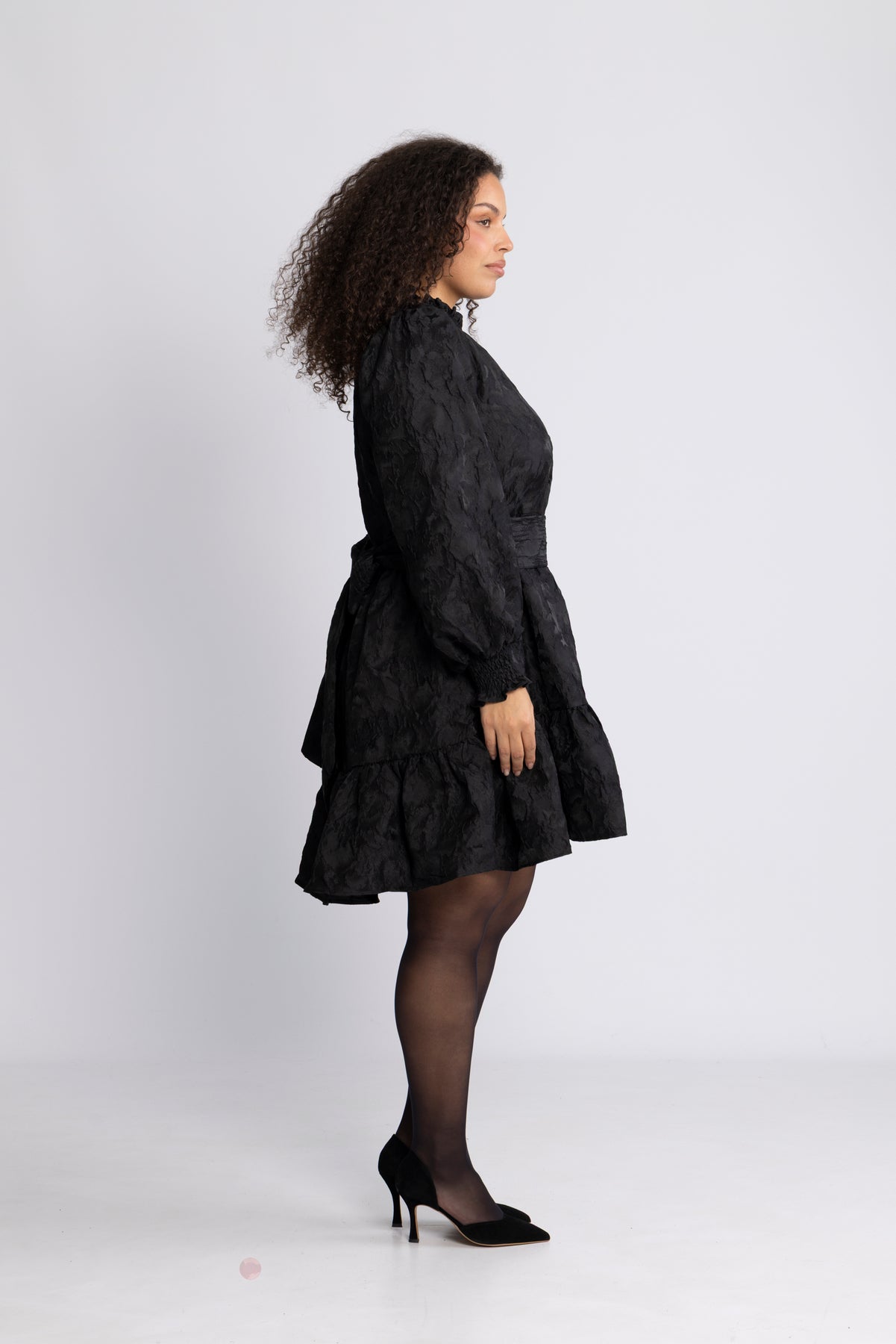 Saga Wide Brocade Dress - Svart