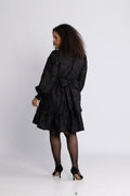 Saga Wide Brocade Dress - Svart