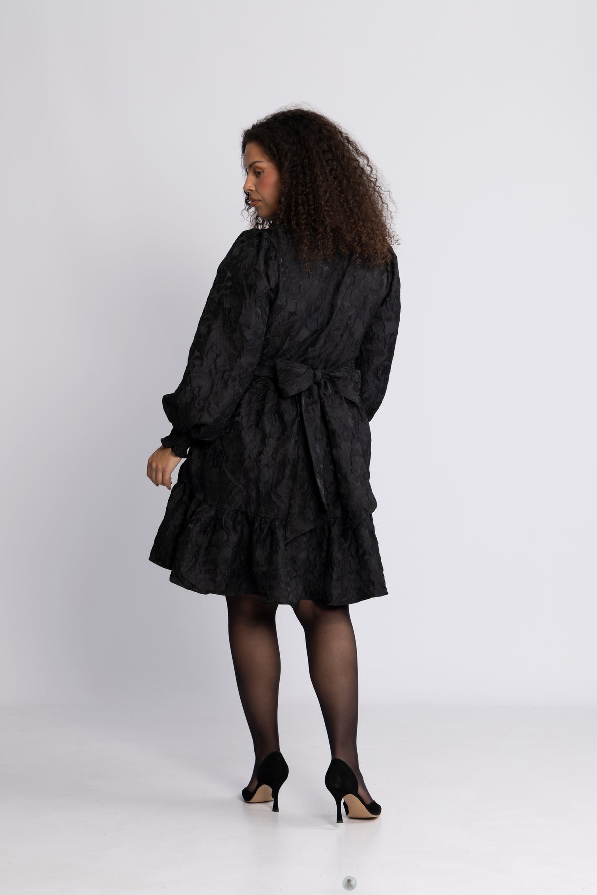 Saga Wide Brocade Dress - Svart