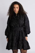 Saga Wide Brocade Dress - Svart