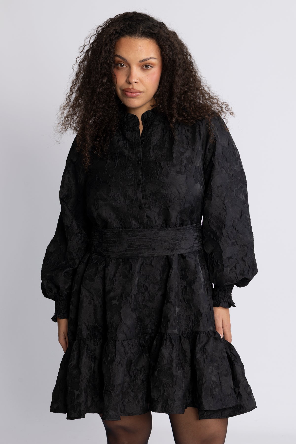 Saga Wide Brocade Dress - Svart