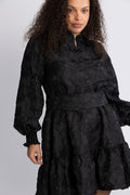 Saga Wide Brocade Dress - Svart