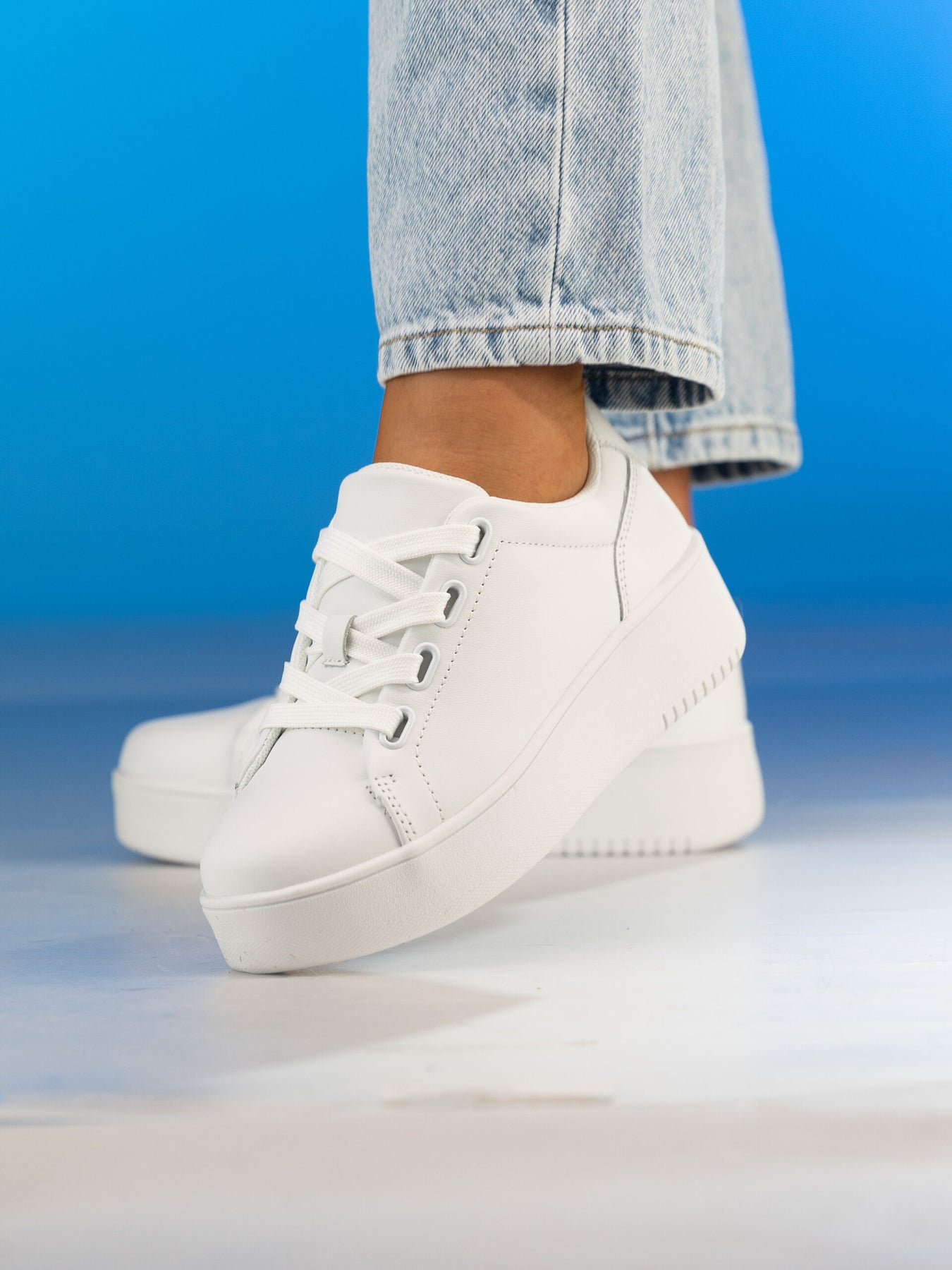 Avanti - Triple White