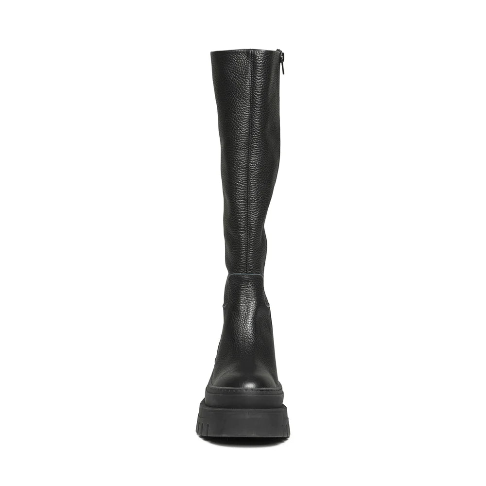 Chipp - Black Leather