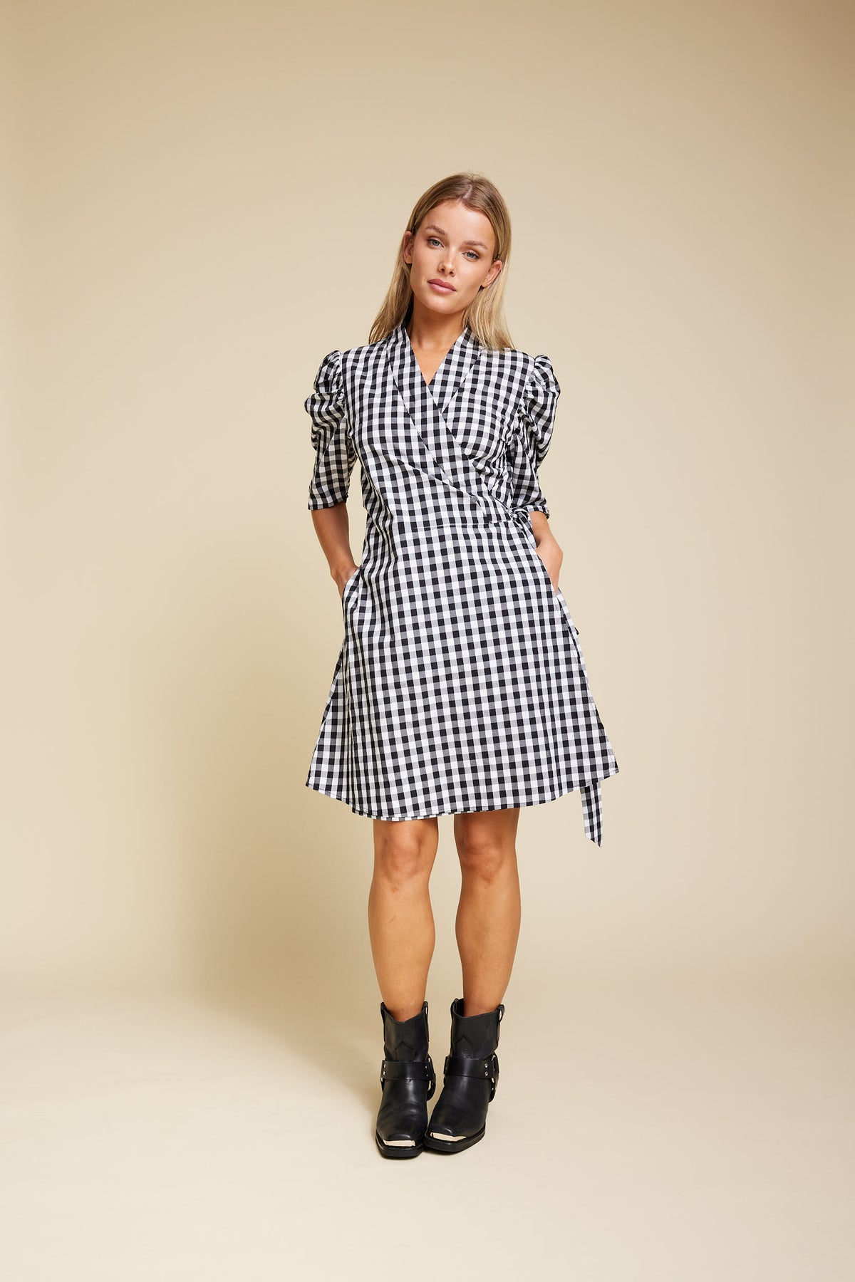Scarlett Short Check - Black