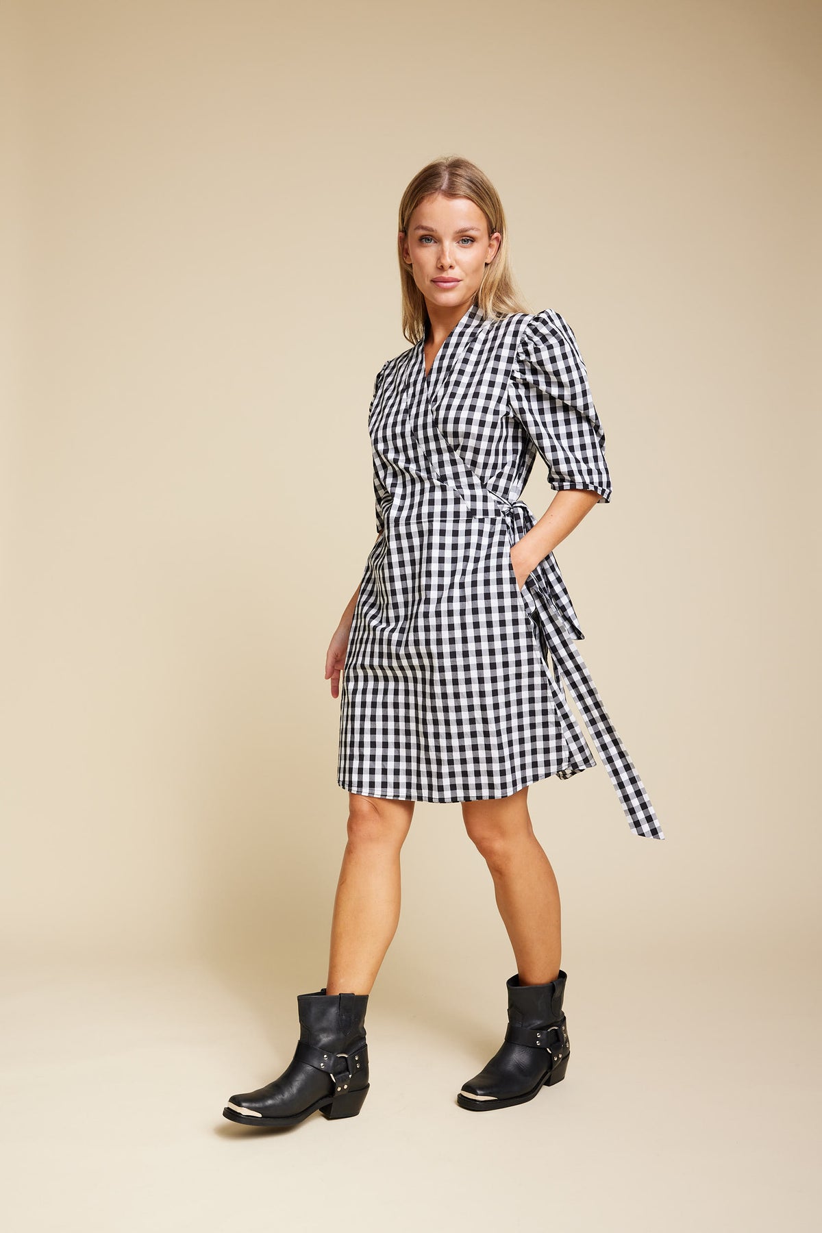 Scarlett Short Check - Black