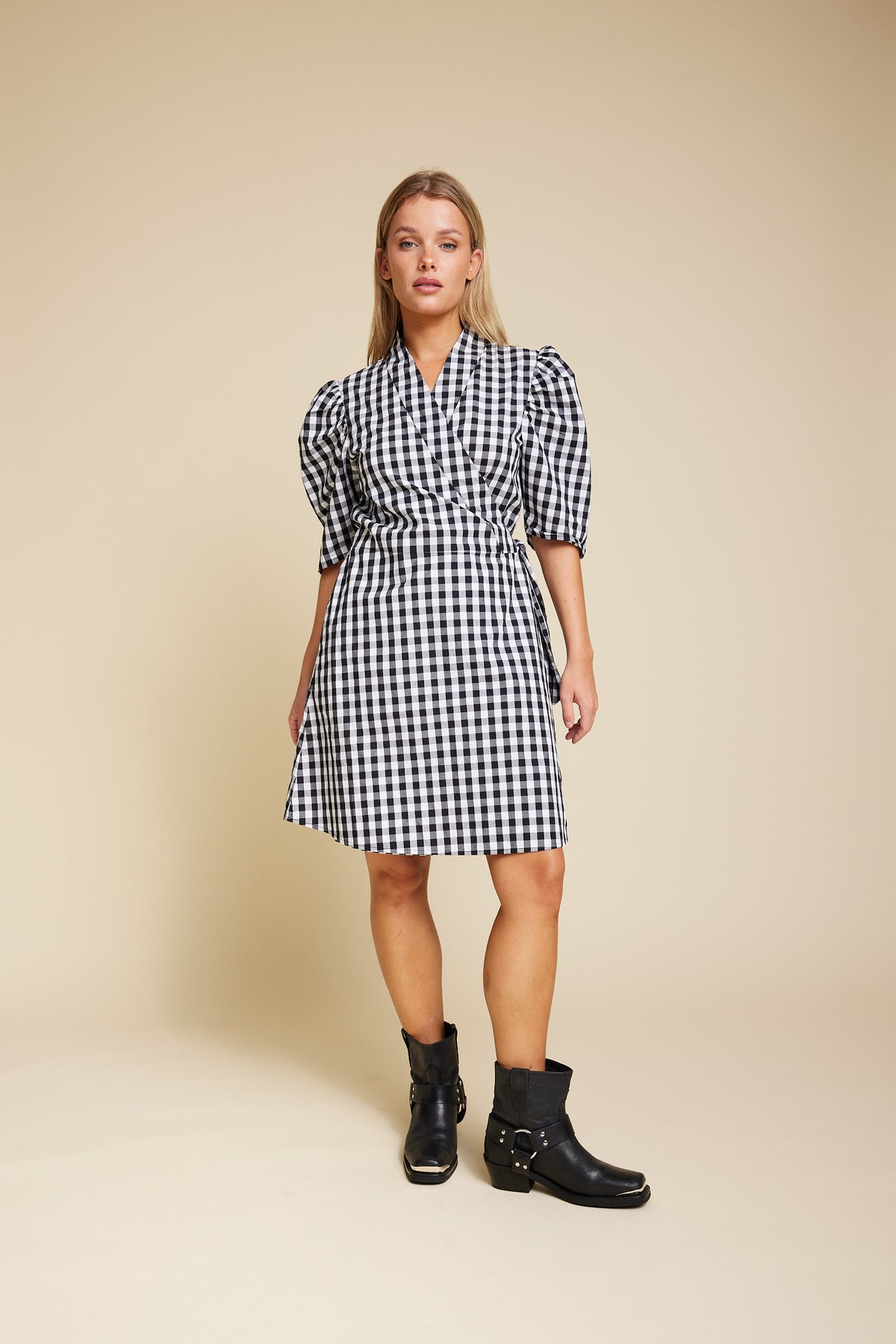 Scarlett Short Check - Black