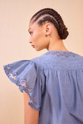 Effie Flutter Sleeve Topp - Chambray