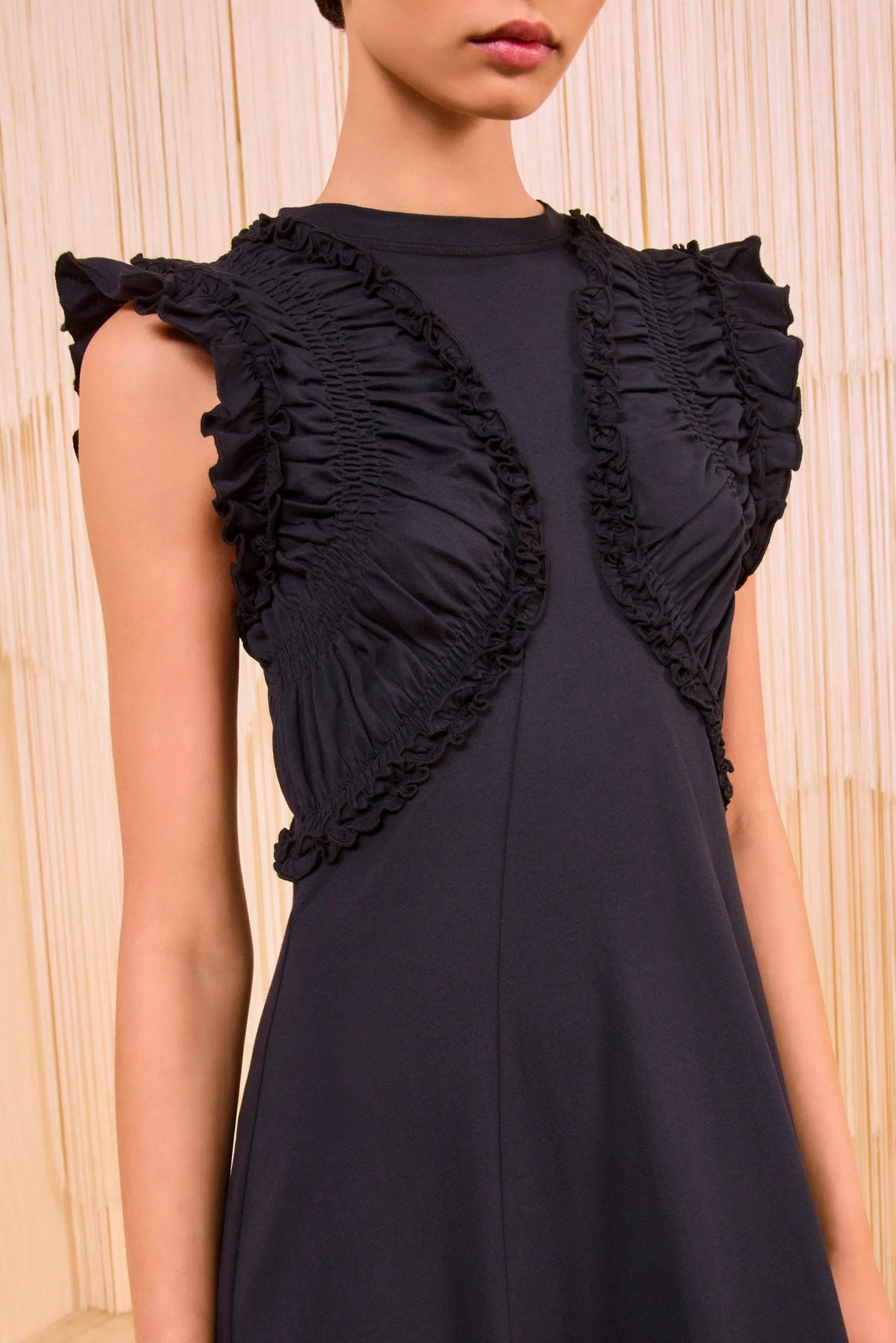 Shiva Sleeveless Ruffled Midi Dress - Svart