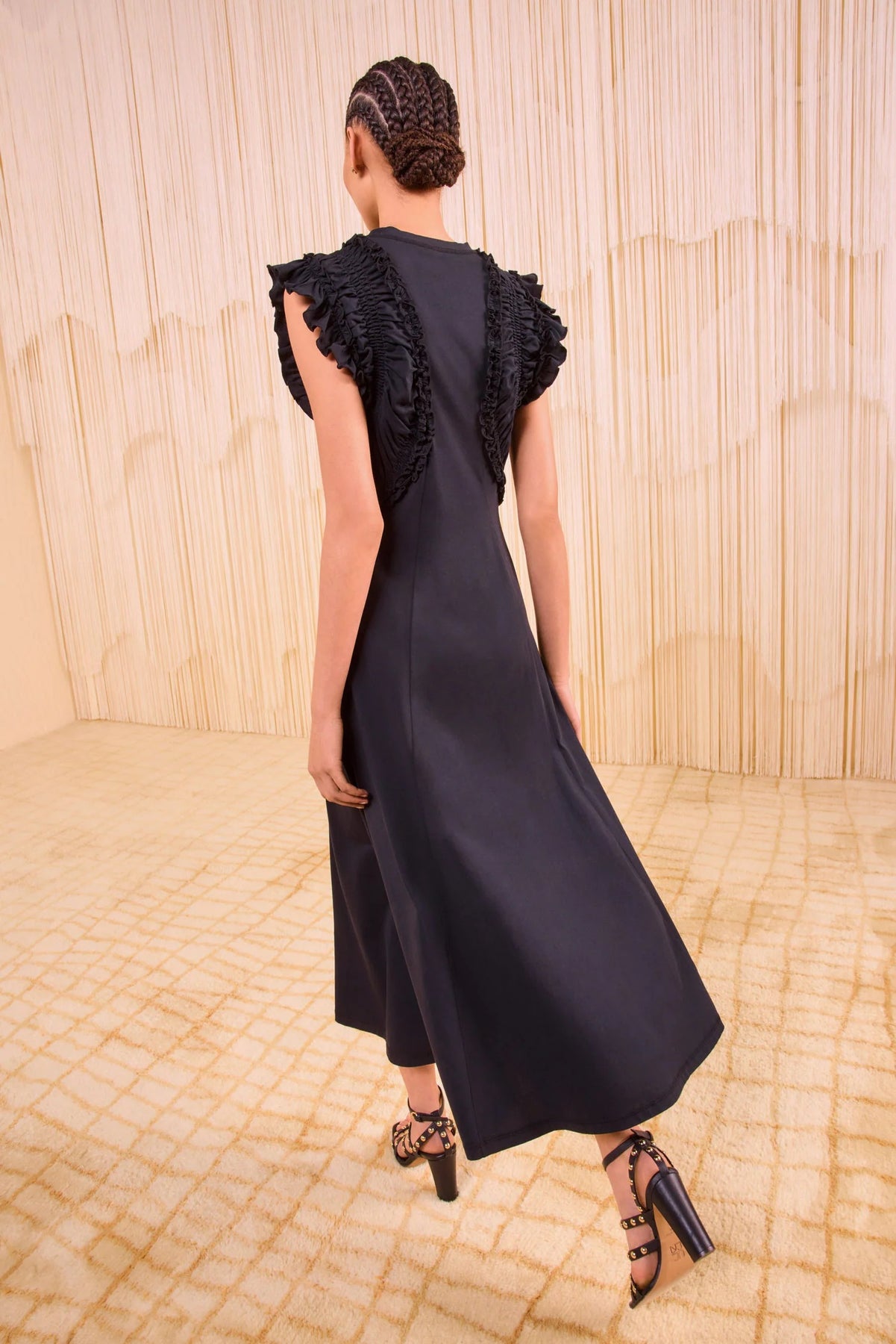Shiva Sleeveless Ruffled Midi Dress - Svart