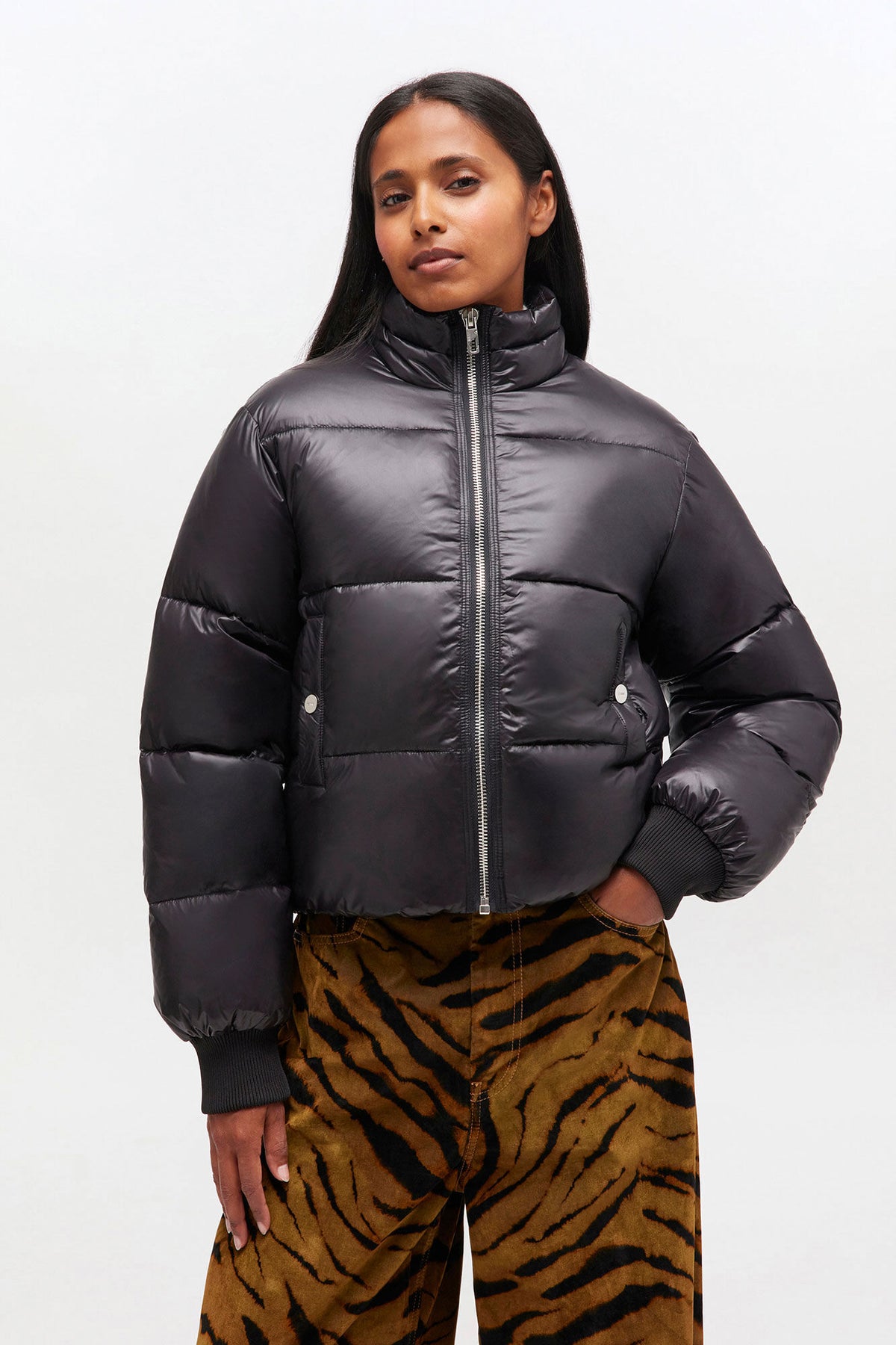 Shiny Nylon Short Puffer Jacket - Svart