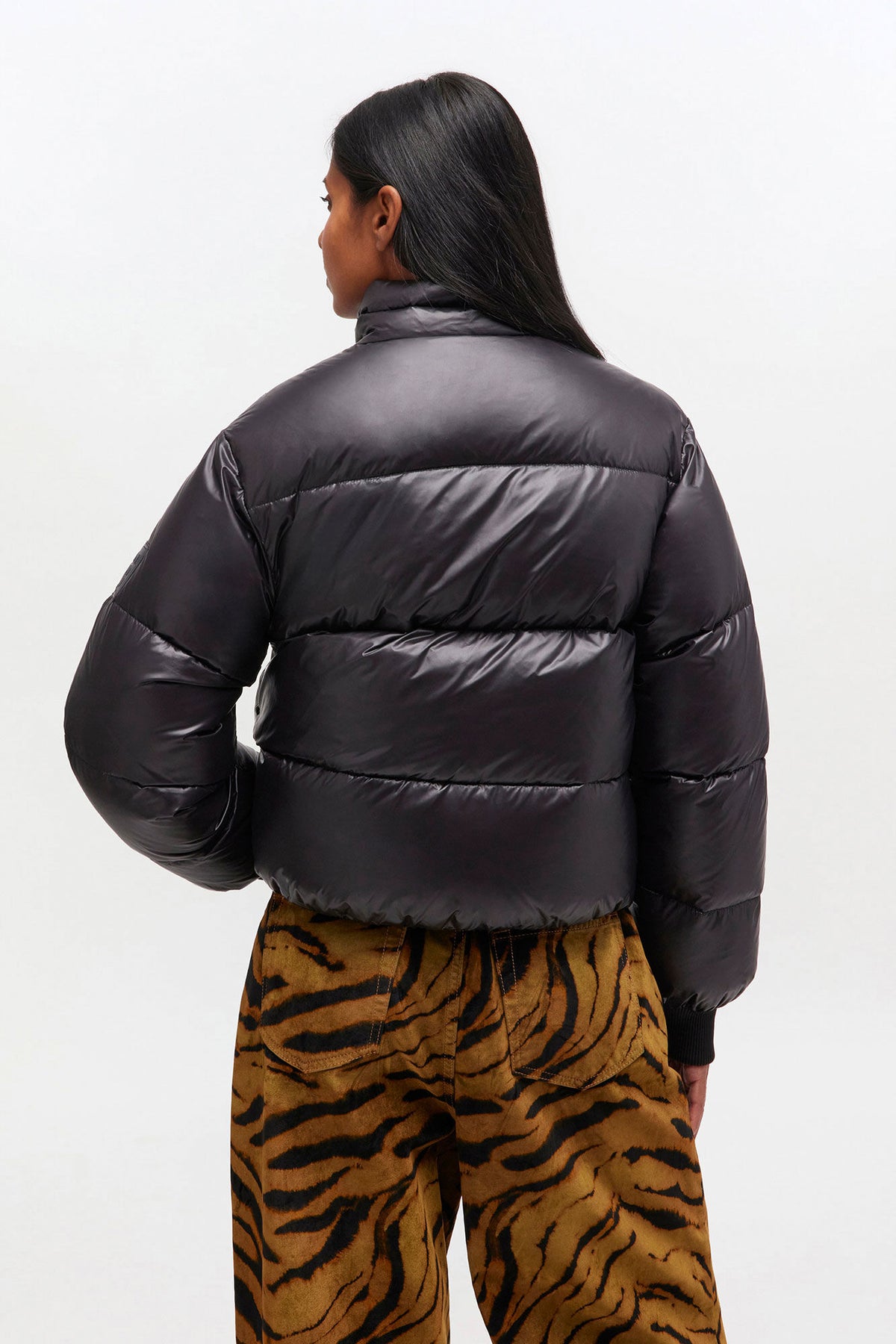 Shiny Nylon Short Puffer Jacket - Svart