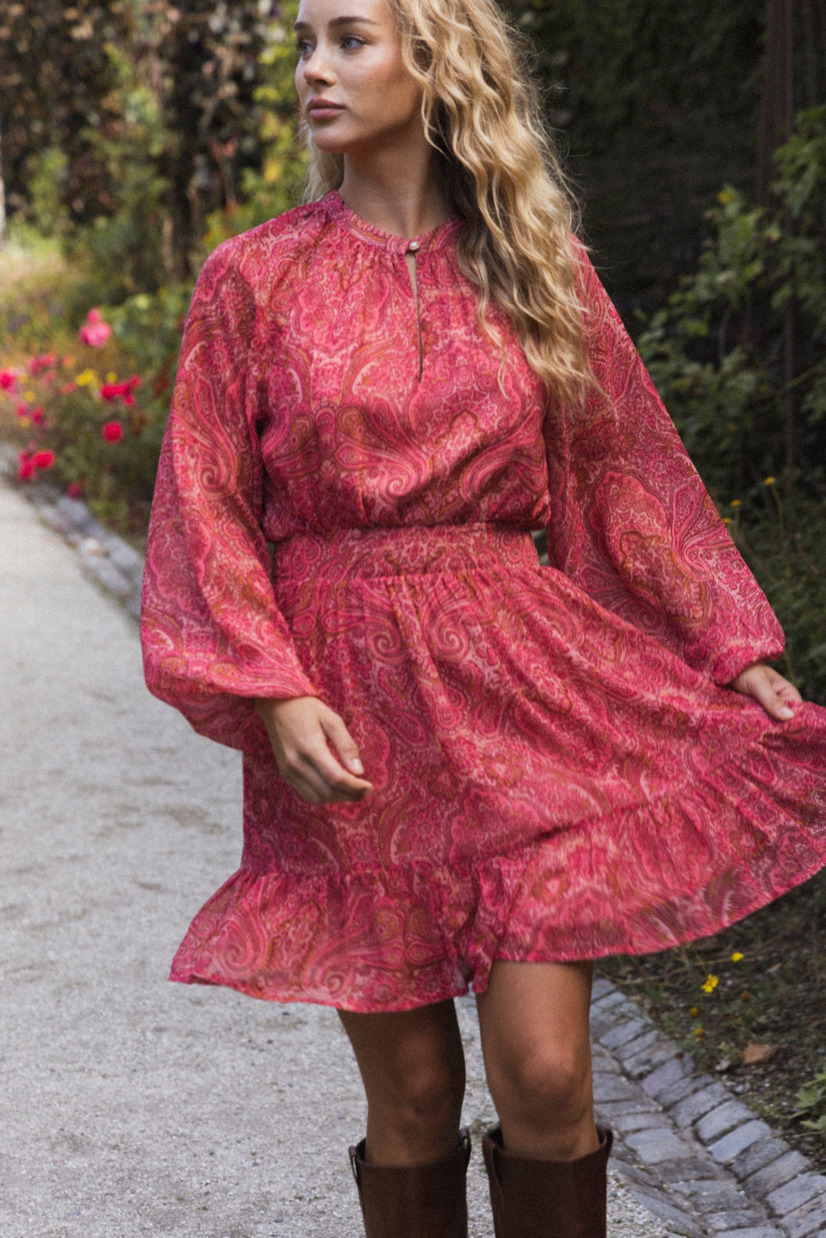 Raina Chiffon B Klänning - Röd Paisley
