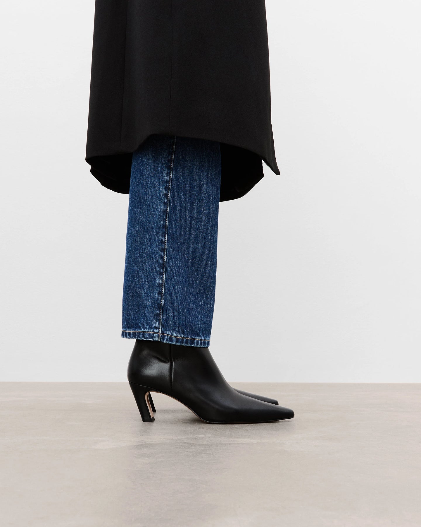 Xena - Leather Black
