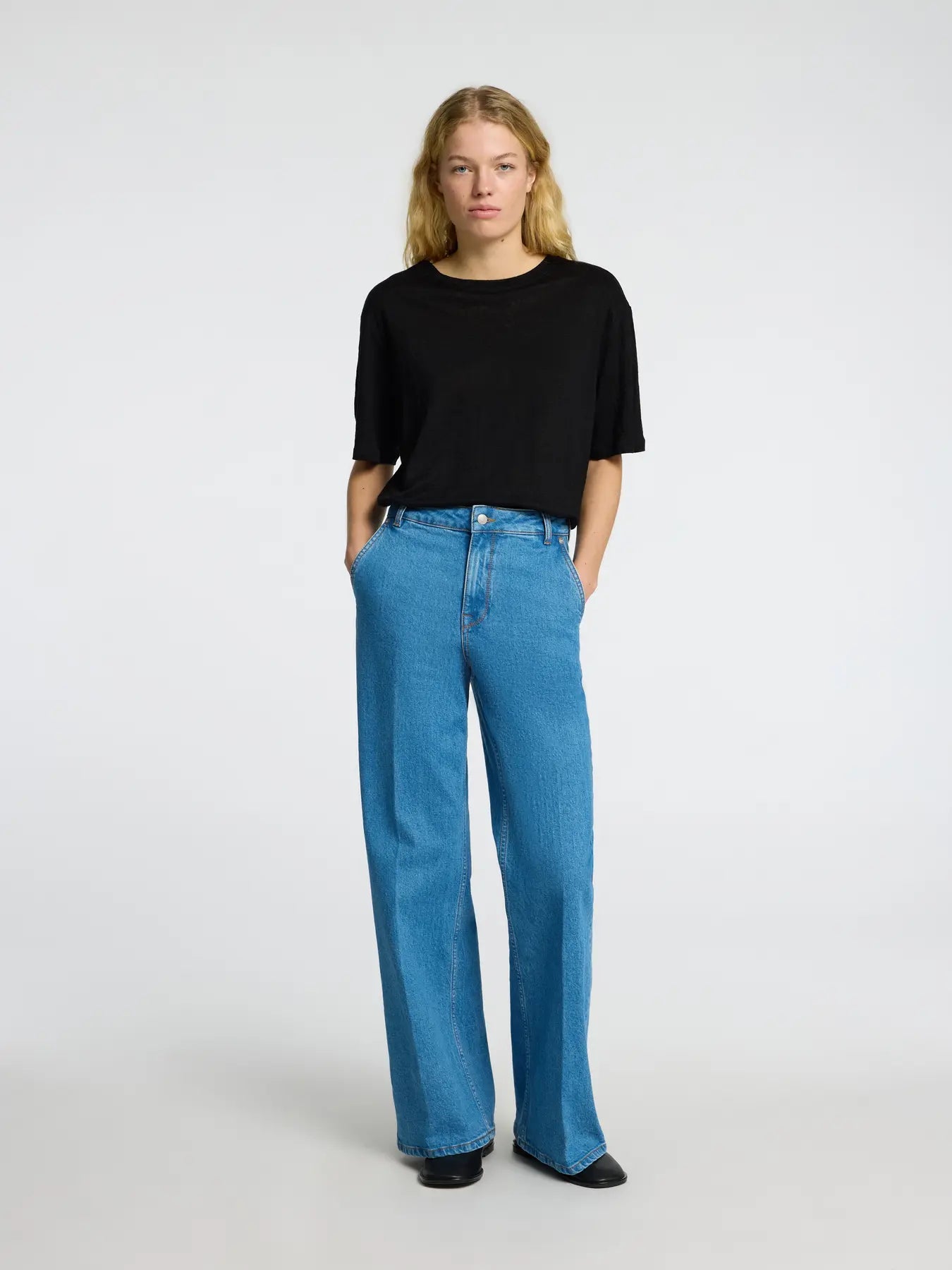 Vilja Linen SS Tee - Svart