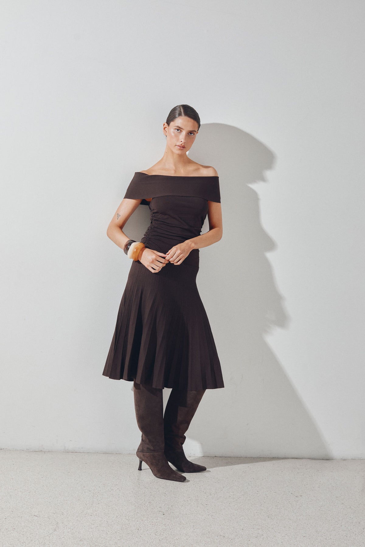 Althena Off Shoulder Stickad Midiklänning - Chokladbrun