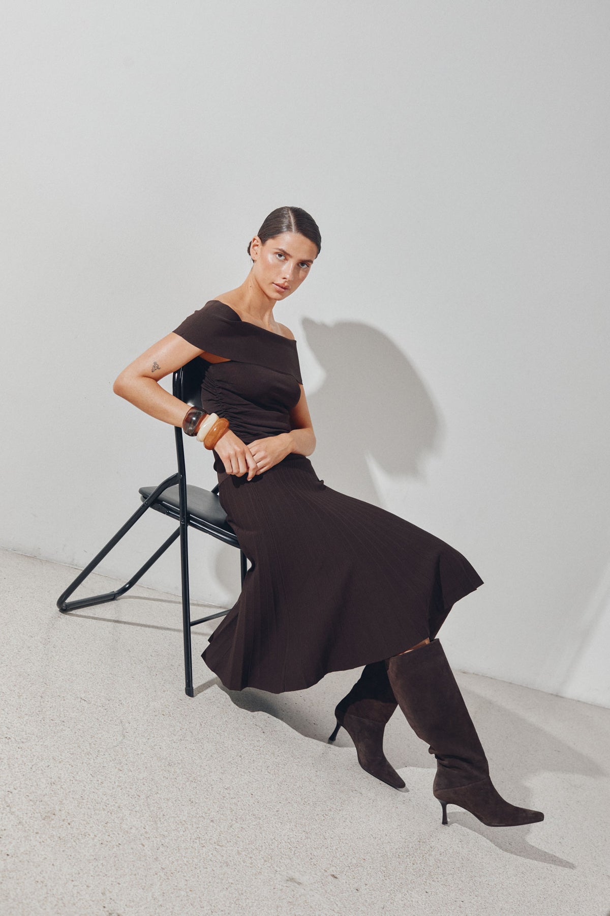 Althena Off Shoulder Stickad Midiklänning - Chokladbrun
