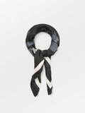 Magna Flower Sia Sidenscarf - Svart