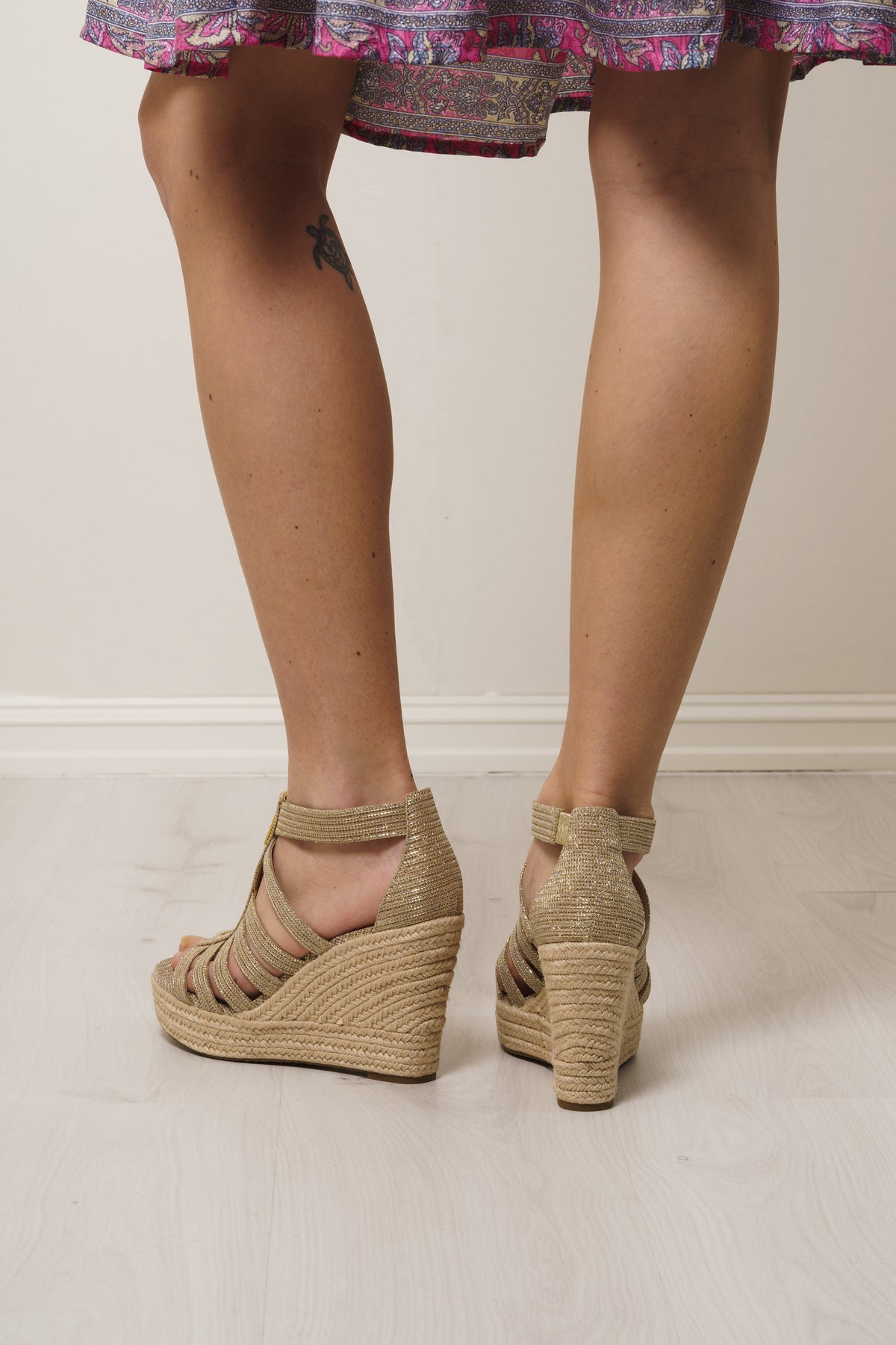 Bradley Wedge - Pale Gold