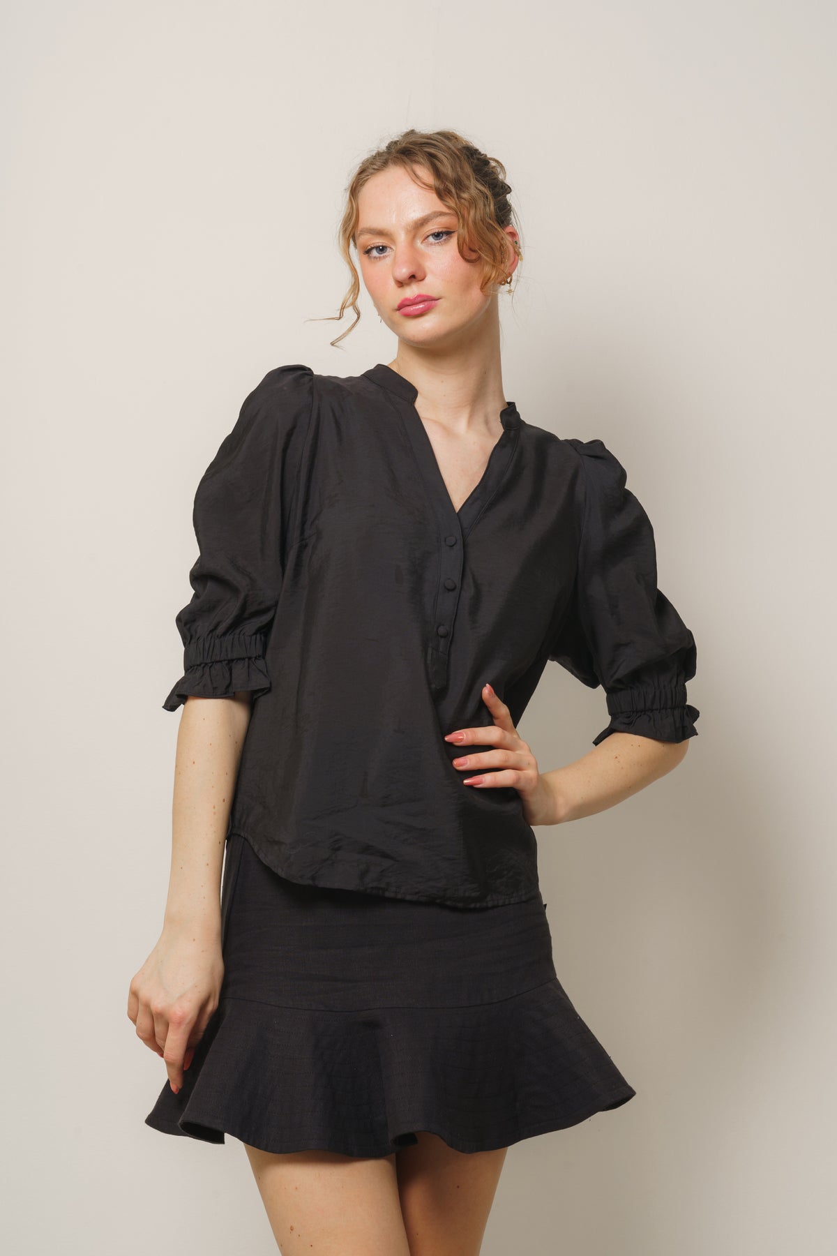 Callum Elastic SS V-Blouse - Black