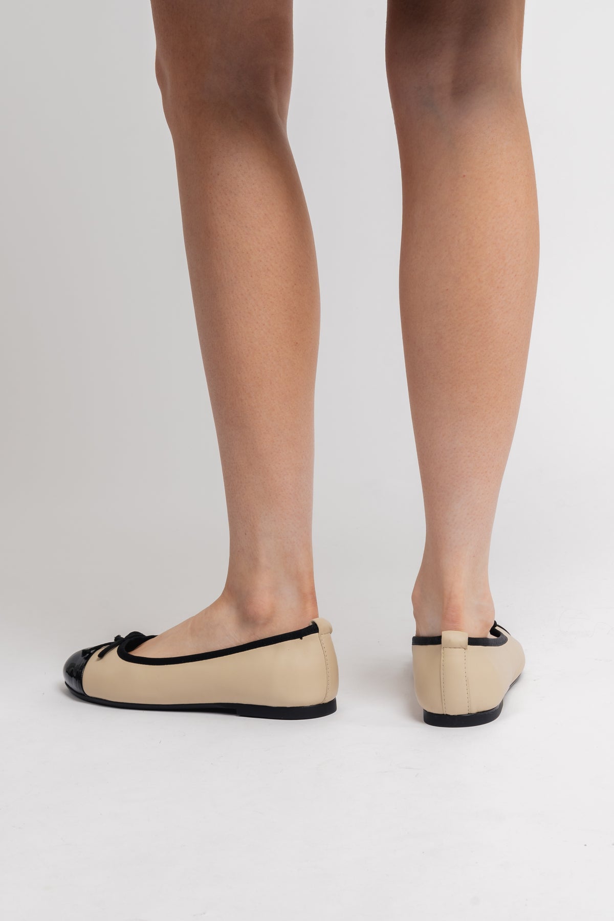 Lucy - Beige/Svart Lack