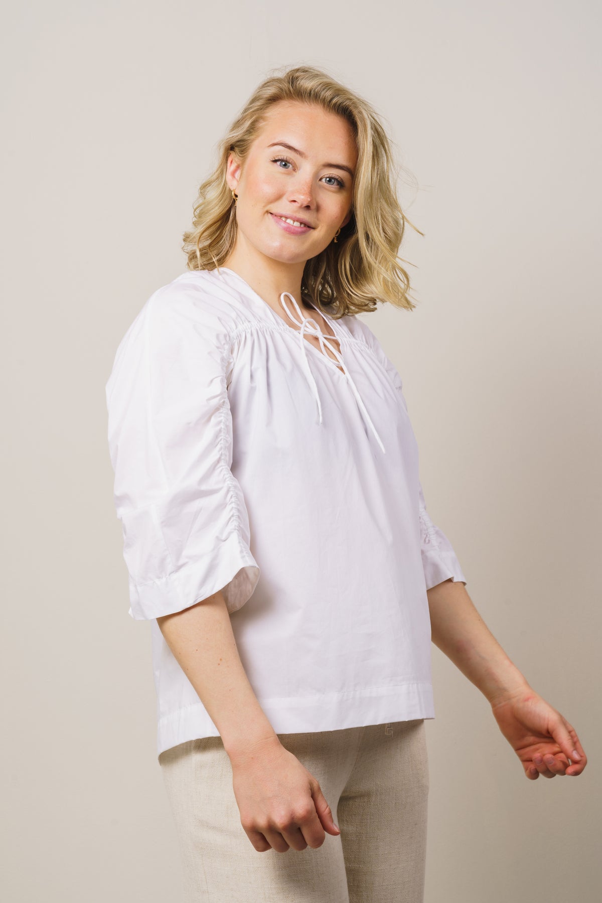 Bradie 3 - White