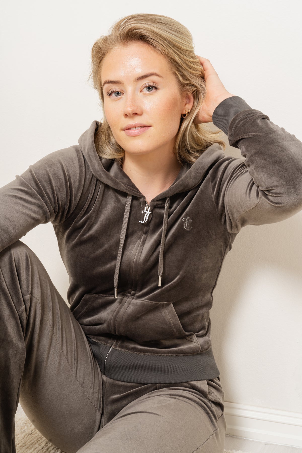 Robertson Classic Velour Zip Hoodie - Raven Black