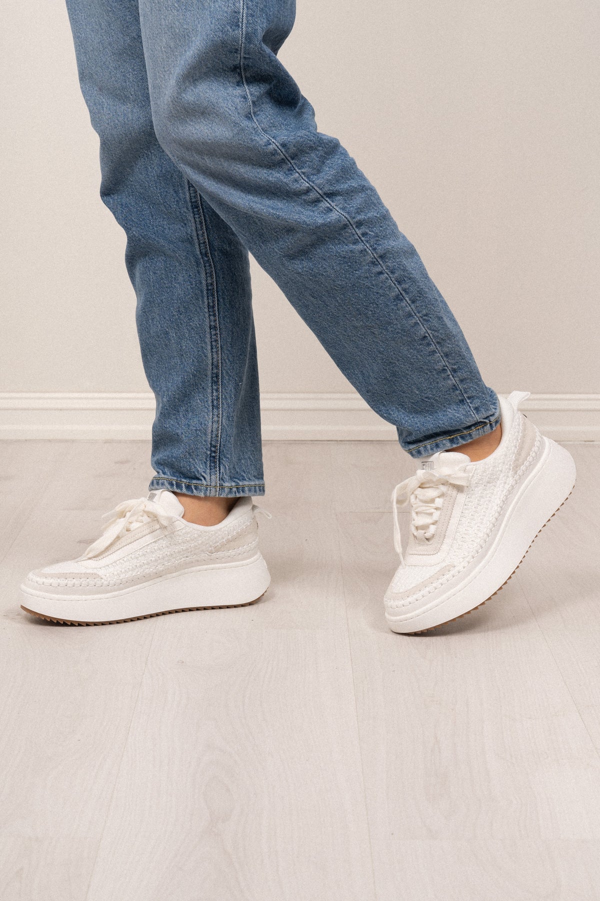 Doubletake Sneaker - White/White