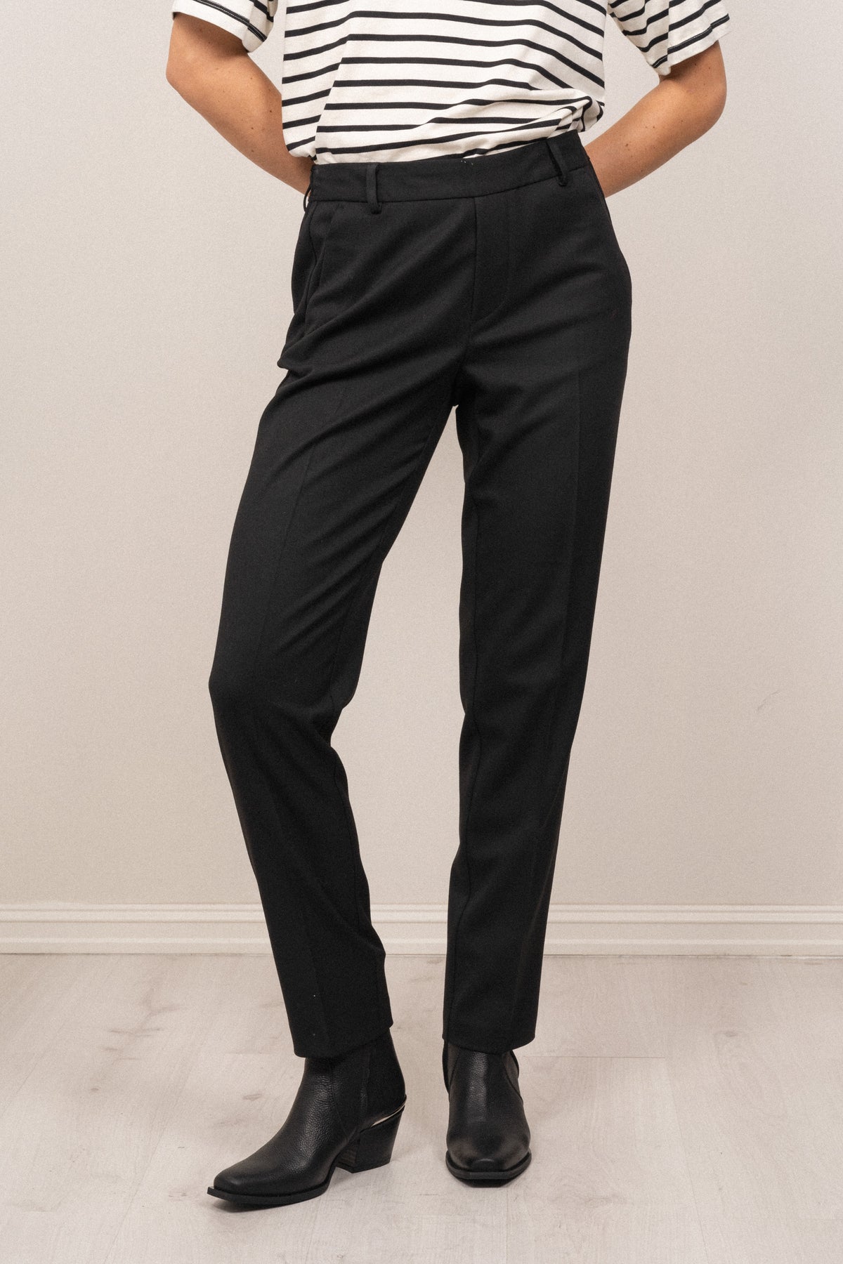 3596 Dori Relax - Ebony Black