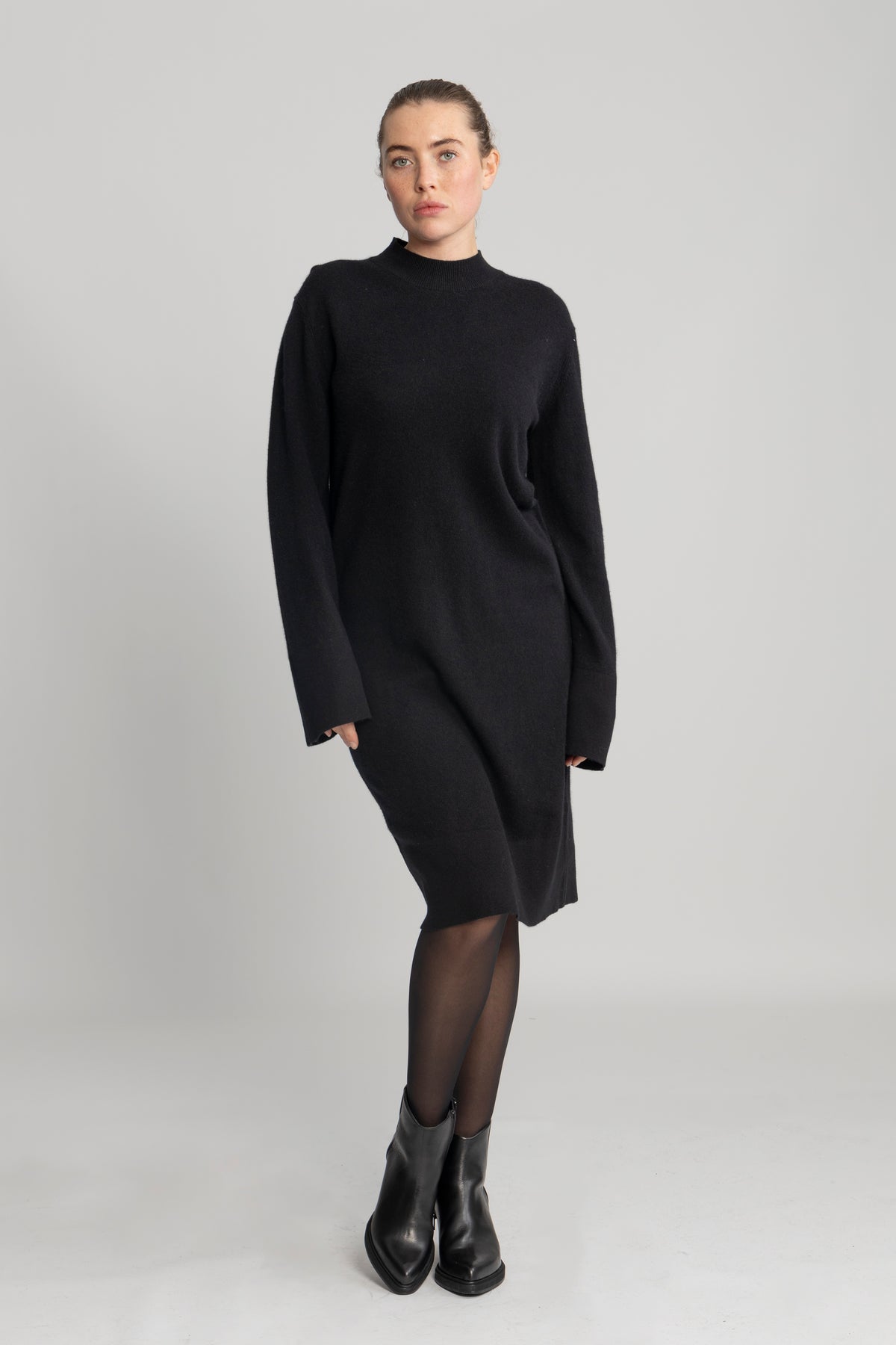 Yasemilie Ls Funnel Knit Dress - Svart